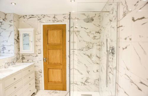 Hot Tub/Football Court/Sleeps 12/Luxury Villa - Photo 51