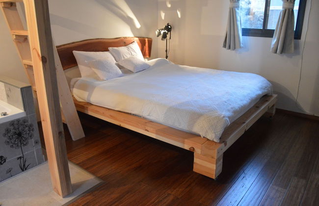 Hamakom Belrom - Photo 1