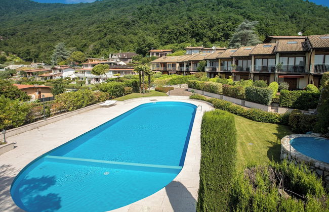 Red Villa With Shared Pool and Private Garden is the new Black on Lake Garda - Photo 20