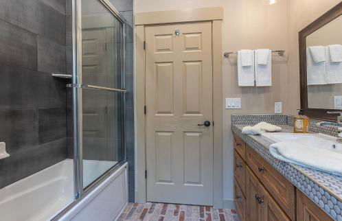 Uncle Chris Cabin by KABINO Air Conditioning Smart TVs Chefs Kitchen Spacious WiFi Grill Bills Island Reservoir Fishing - Foto 15