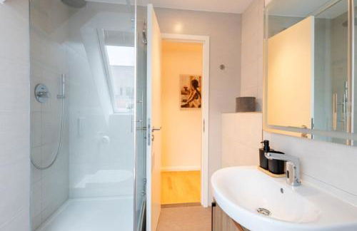 Modern Kudamm Luxury Home with 2 kitches - Foto 32