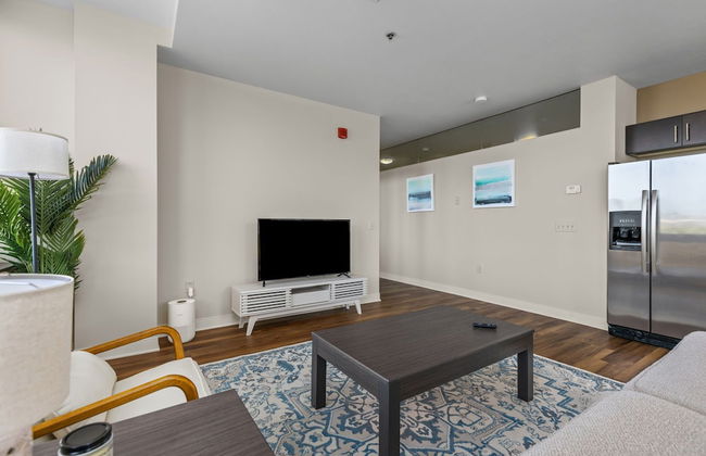 Sleek 2BR Downtown Retreat with Gym - Foto 26