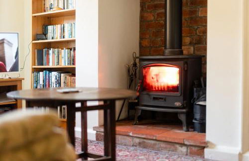 Oak House in Mid Wales with Log Burner By Seren Short Stays - Foto 1