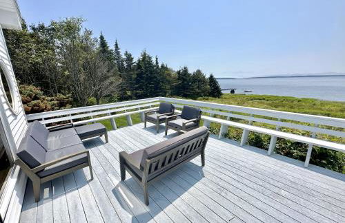 Beachfront 4 BR Spacious House! [Coastal Haven] - Foto 2