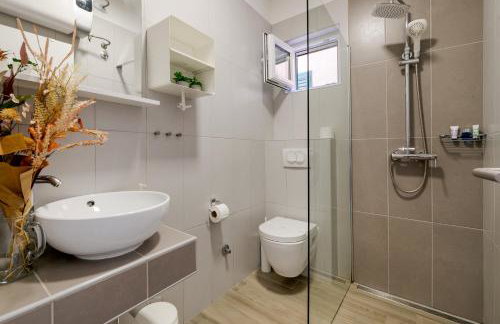 Charming renovated apartment next to the sea - Foto 8