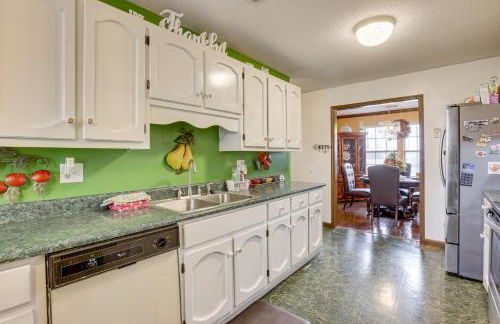 Pool and Large Covered Patio! Decatur Family Getaway - Foto 11