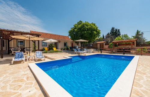 Holiday Home Burgija with pool - Foto 1