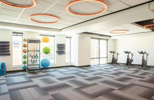 Modern East Side 1BR Apt with Balcony, Pool, and Gym - Foto 39