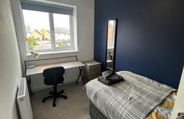 3 Bed Home for Contractors & Relocators with Parking, Garden & WiFi 5 mins walk to Town Centre & Train Station - Foto 9