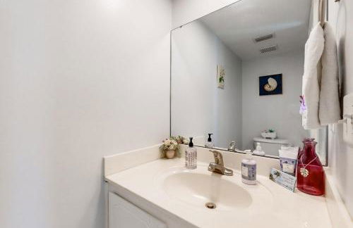 Inviting condo with an outdoor pool, washer/dryer, & AC - near the beach - Foto 18