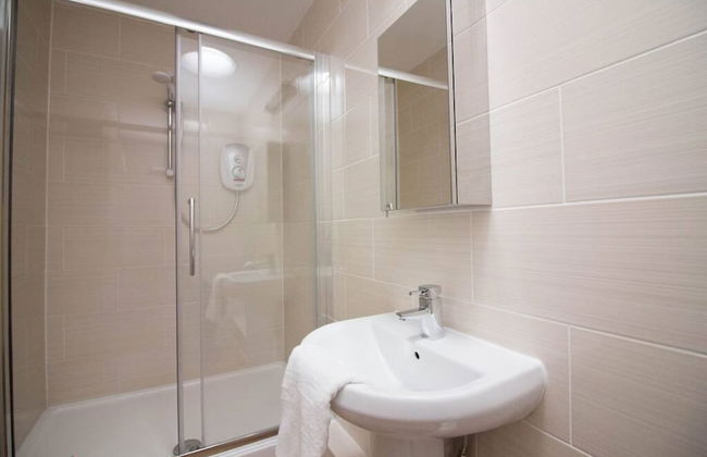 Stayzo Castle Penthouse 18- A Clean Fresh Modern Apartment With Free Wi-fi - Foto 17