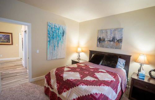 Spacious Eden Getaway w Hot Tub - Foto 8