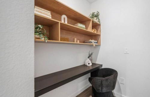 Colorful vibrant Oasis Sleeps 10, 10min to Disney - Photo 20