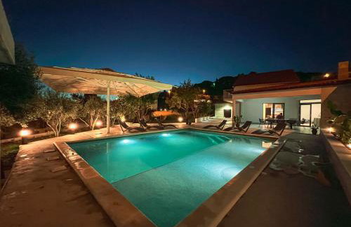 Mediterranean Oasis Seaside Villa with Pool - Foto 1