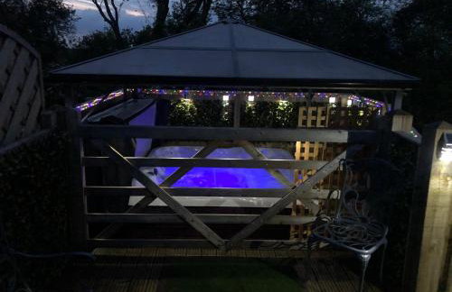 Spacious Lodge With Hot Tub - Foto 7