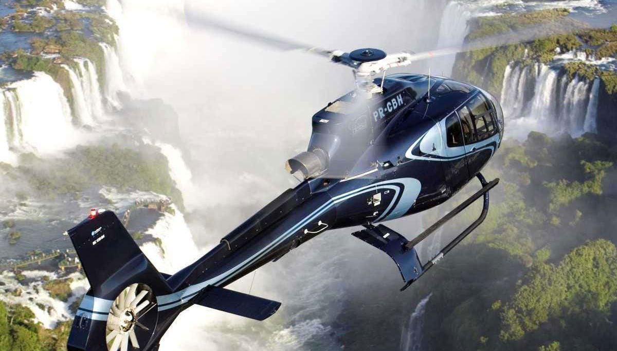 Helicóptero sobrevoando as cataratas