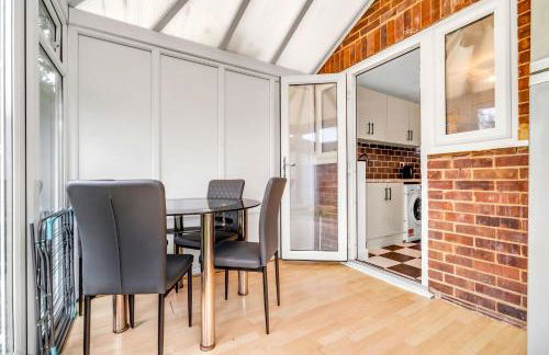 Spacious 4-Bed Haven in Orpington Retreat - Photo 23