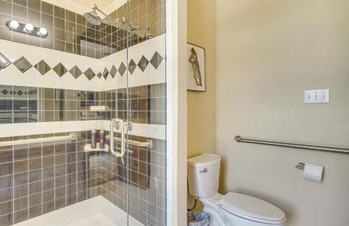 Eclectic Mandeville Home Walk to Lakefront Park - Foto 14