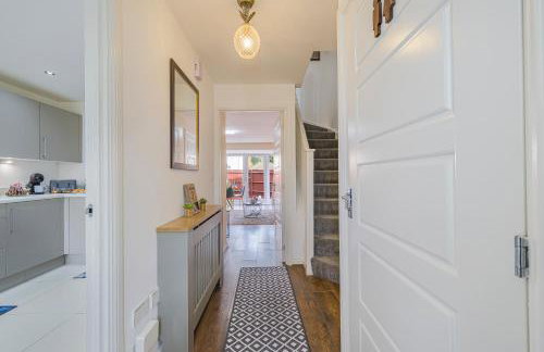 Casa Lana - Spacious and Stylish 4-Bed Home Near Gatwick with Free Parking - Foto 22