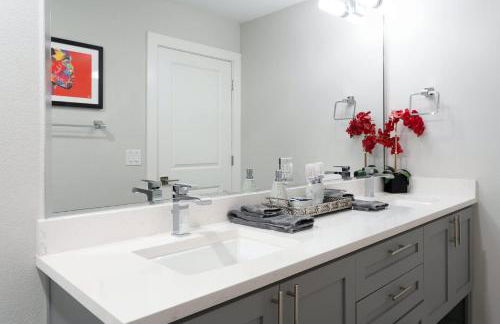 Stylish Home with Pool & Hot Tub near Downtown - Foto 25