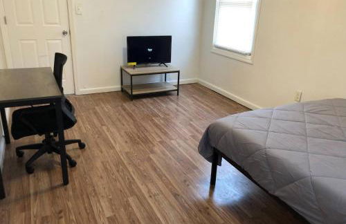 Private apartment with 3 bedrooms and 1 bathroom near Newark International Airport EWR and New York City, MetLife Stadium FIFA World Cup 20 minutes away - Photo 1
