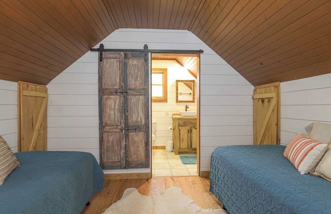 Deer Haven by Avantstay Cabin w/ Pond, Waterfall - Photo 18