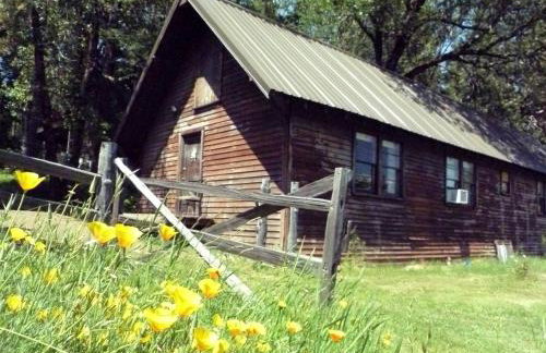 Rustic Cabin Rental in a Wild Meadow near Crater Lake National Park, Oregon - Photo 1