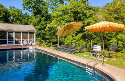 Historic Barn Retreat w Pool Pond Views Longview Pond Lodge by AvantStay - Foto 54