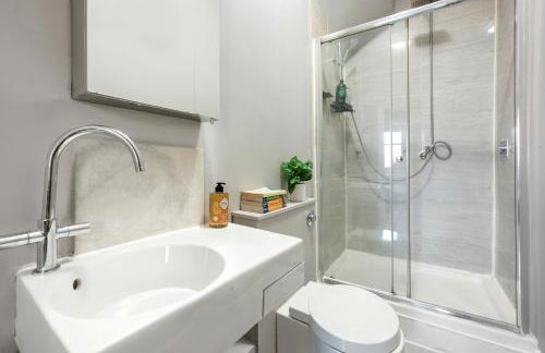 Sunny Corner Apartment in Center of London - Photo 7