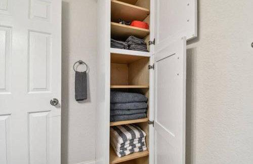 Family Friendly Beach Escape - Modern Retreat near Beaches - Sleeps 6 - Fast WiFi - Foto 31