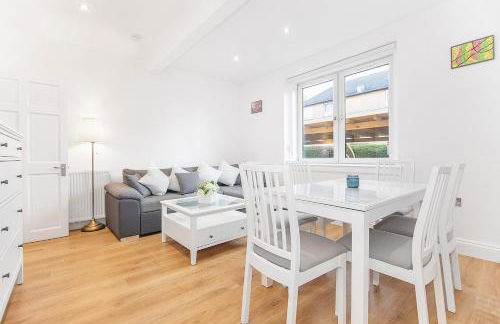 Private Hot Tub - Garden Terrace - Free Parking - Zen & Bubbles - Foto 6