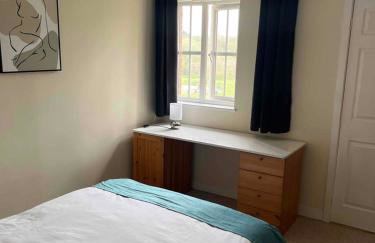 Serene 3-Bed Apartment - Park Views & Walking Distance to Royal Stoke Hospital - Foto 5