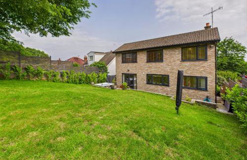 5-Bed Retreat with Hot Tub, Garden & Relaxing Views - Foto 25