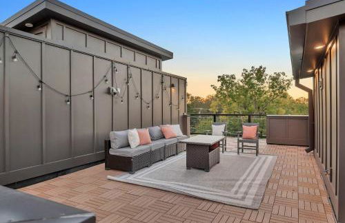 New 2 Luxe Townhomes with Rooftops Sleeps 24 - Foto 46