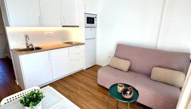 Modern apartment with pool and balcony - Photo 3