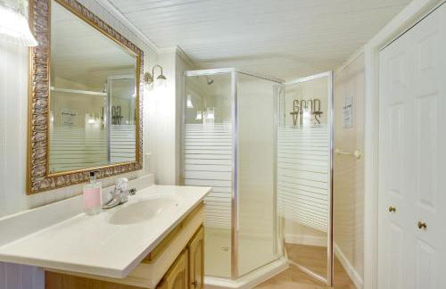 Spacious Lakefront New Auburn Home with Sunroom - Foto 25