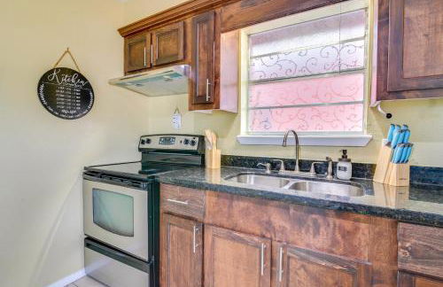 Classy San Benito Vacation Rental with Chiminea! - Foto 7