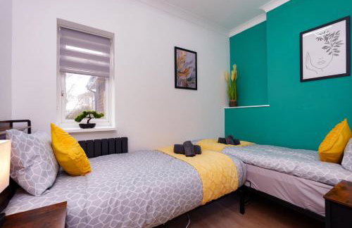 Stylish 3 Bedroom Sea View Apartment -Free Parking- Sleeps 9 - Photo 30