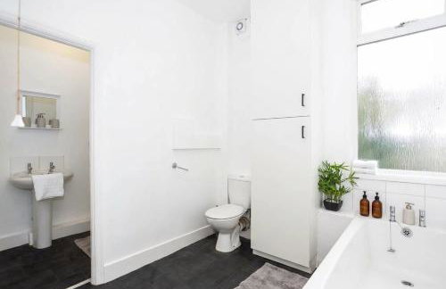 Modern 3 Bedroom Home with Parking in Southend - Foto 29