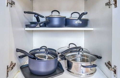 Escape GameRoom, BAR, BBQ, Spacious,KING Bed, All Luxury mattresses, Near Beach, 6 blocks away from Bars, Nite Clubs, Res, Shops - Photo 68