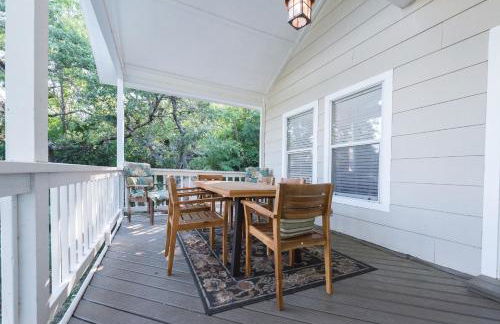 Remodeled Historic Lakefront Gem Overlooking Lake Travis and Jones Brothers Park *Great for Families and Groups* - Foto 15