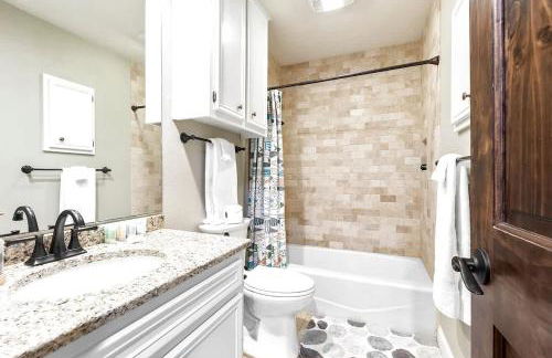 Luxury on Lake LBJ With Hot Tub Firepit & Boat Slip - Foto 70