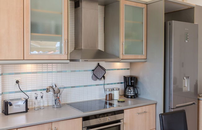 Bright & Spacious two-floor Family Garden Home - Foto 18