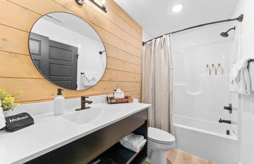 The Luxx - ALL NEW / 4 BD / Poolside / Hot Tub / Lake View - Foto 35