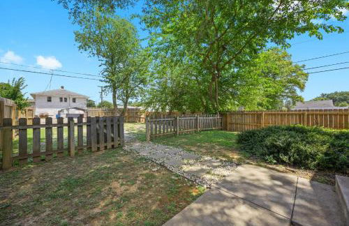 3BR 2BA Derby Home Walk to Churchill Free Parking - Foto 57