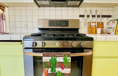 2 BR 2 BA - Eco House and Garden Vacation Retreat and Remote Workspace for Families, Couples and Solo Travelers in Coveted Culver - Foto 17