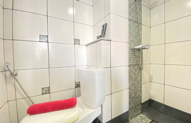 Quite 2Br Apartment Ac In Living Room At The Jarrdin Cihampelas - Foto 16