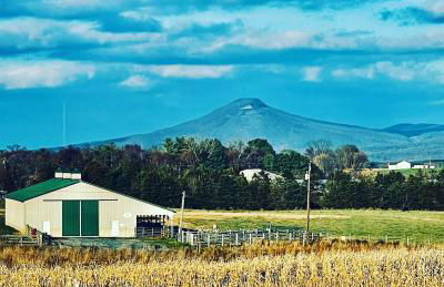 Charming Farmhouse w King Bed Hot Tub & EV Charger - Foto 1