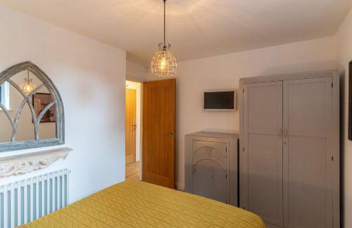 Luxury Chapel Apartment within City Walls - Photo 14