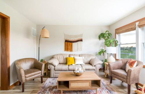 Boho Cleveland Bungalow - Sun-Drenched 2BR with Deck - Foto 1